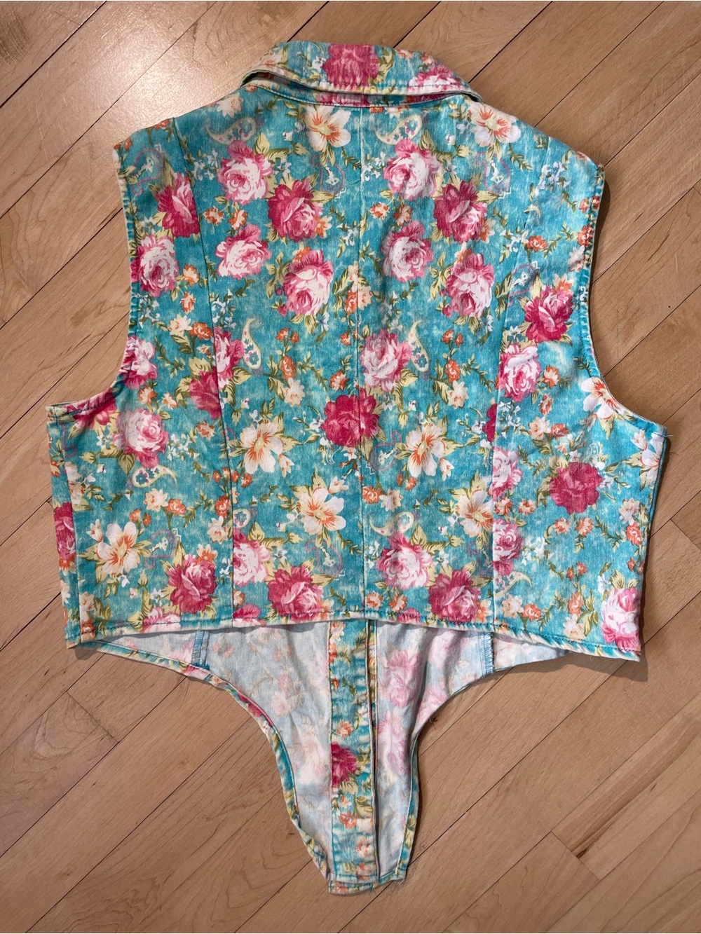 TEA & CUP turquoise and pink floral cropped button down tie front denim top - Picture 2 of 5